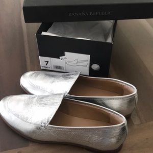 New Banana Republic Silver Leather Loafers size 7